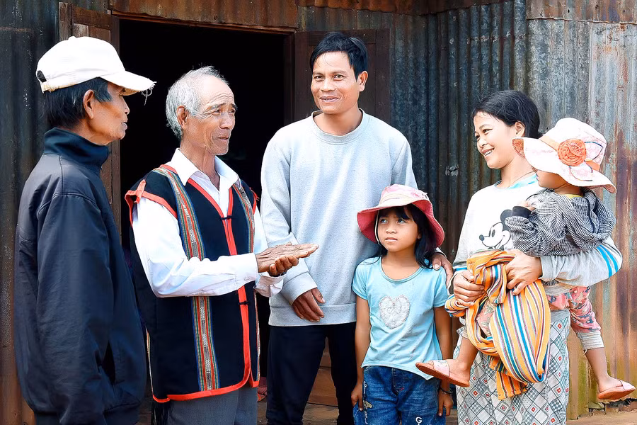 9.Già làng Hyưr luôn tích cực tuyên truyền,vận động người dân thực hiện chính sách DS-KHHGĐ, chăm lo phát triển kinh tế, vươn lên thoát nghèo.