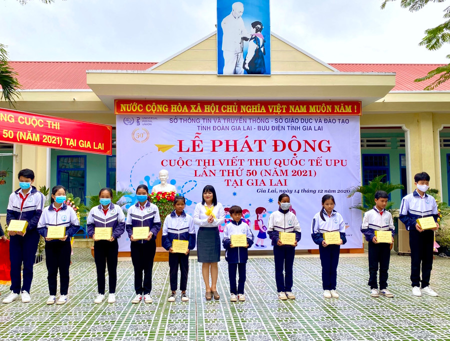 Bưu điện tỉnh trao tặng 10 suất quà cho các học sinh nghèo vượt khó của Trường THCS Trần Quốc Tuấn. Ảnh: Hồng Thi.