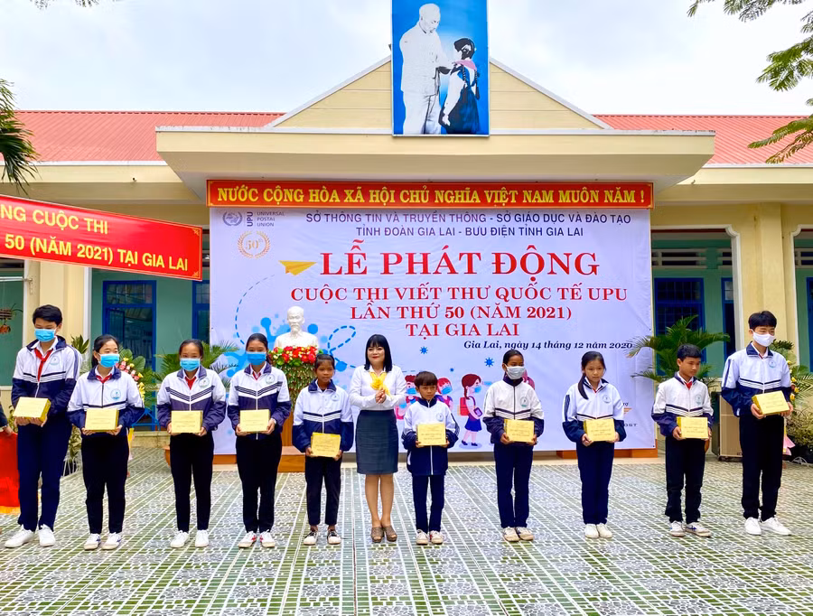 Bưu điện tỉnh trao tặng 10 suất quà cho các học sinh nghèo vượt khó của Trường THCS Trần Quốc Tuấn. Ảnh: Hồng Thi.