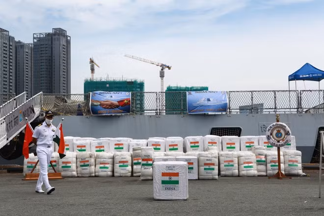  Tàu INS Kiltan bốc dỡ 15 tấn hàng viện trợ nhân đạo và cứu trợ nạn nhân lũ lụt và sạt lở đất ở một số tỉnh ở miền Trung Việt Nam, ngày 25.12.2020 - Ảnh: Hải quân Ấn Độ