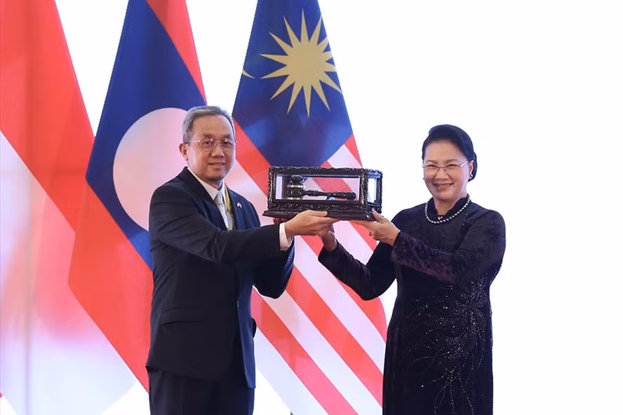 Chủ tịch Quốc hội Việt Nam, Chủ tịch Đại hội đồng AIPA lần thứ 41 Nguyễn Thị Kim Ngân chuyển giao chức vụ Chủ tịch AIPA 2021 cho Brunei. Nguồn: Aipa