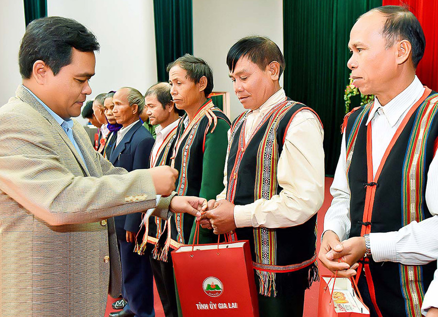 Đồng chí Hồ Văn Niên-Ủy viên dự khuyết Ban Chấp hành Trung ương Đảng, Bí thư Tỉnh ủy, Trưởng đoàn đại biểu Quốc hội tỉnh tặng quà các già làng tại buổi gặp mặt người có uy tín tiêu biểu trong phong trào “Toàn dân bảo vệ an ninh Tổ quốc”. Ảnh: Đức Thụy Đồng chí Hồ Văn Niên-Ủy viên dự khuyết Ban Chấp hành Trung ương Đảng, Bí thư Tỉnh ủy, Trưởng đoàn đại biểu Quốc hội tỉnh tặng quà các già làng tại buổi gặp mặt người có uy tín tiêu biểu trong phong trào “Toàn dân bảo vệ an ninh Tổ quốc”. Ảnh: Đức Thụy