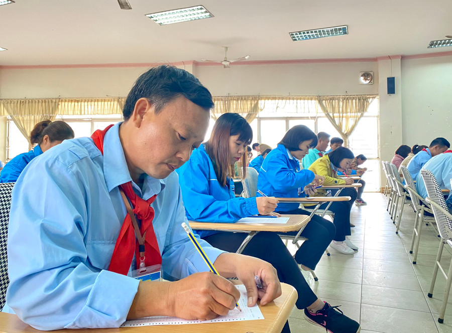 Các thí sinh thực hiện phần thi lý thuyết bằng hình thức trắc nghiệm trên giấy. Ảnh: Mộc Trà
