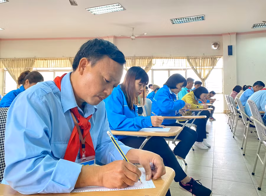 Các thí sinh thực hiện phần thi lý thuyết bằng hình thức trắc nghiệm trên giấy. Ảnh: Mộc Trà