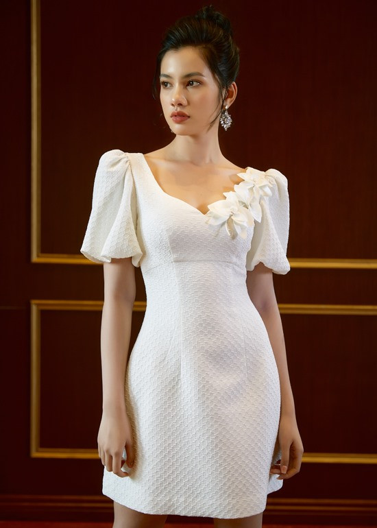 Hiện tại, cô đang được nhiều nhà thiết kế mời hợp tác trong các bộ sưu tập thời trang mới. Mới đây, cô vừa tung bộ ảnh váy áo họa tiết hoa lan trắng yêu kiều và ngọt ngào.