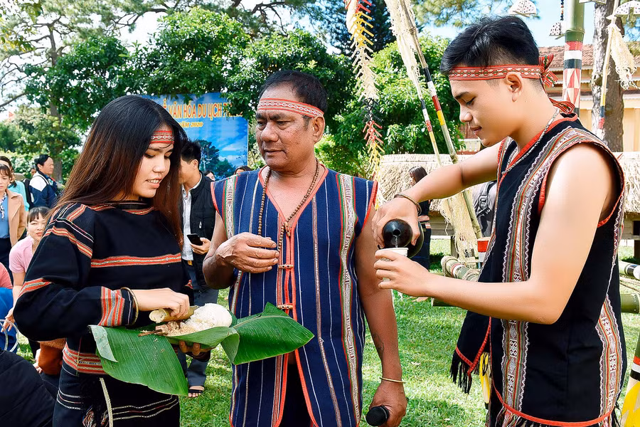 Đôi vợ chồng trẻ đứng cạnh nhau và mời rượu những người đã đến chung vui hạnh phúc với hai họ.