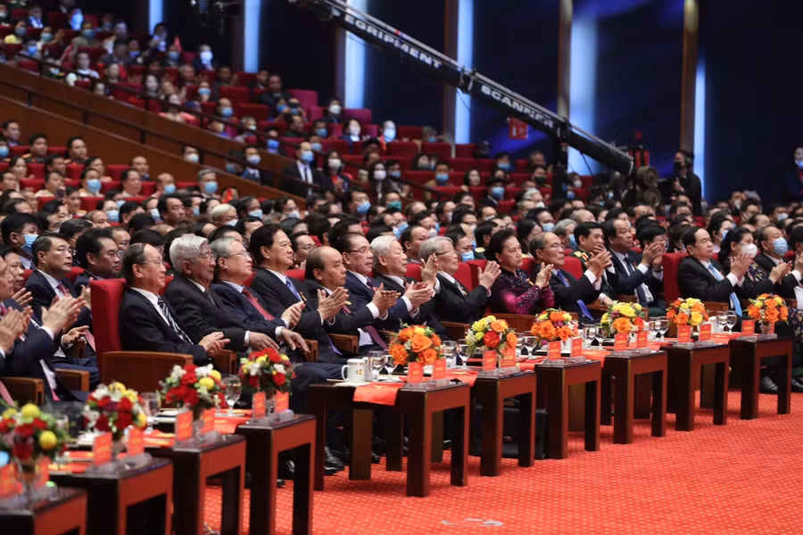 Các đồng chí lãnh đạo, nguyên lãnh đạo Đảng, Nhà nước, Quốc hội dự đại hội. Ảnh: VGP/Nhật Bắc