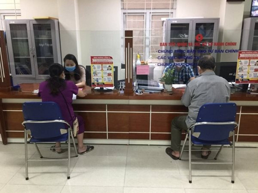 Người dân nhận tiền hỗ trợ do bị ảnh hưởng bởi dịch Covid-19 tại Bưu điện huyện Chư Prông Ảnh: Thùy Liên