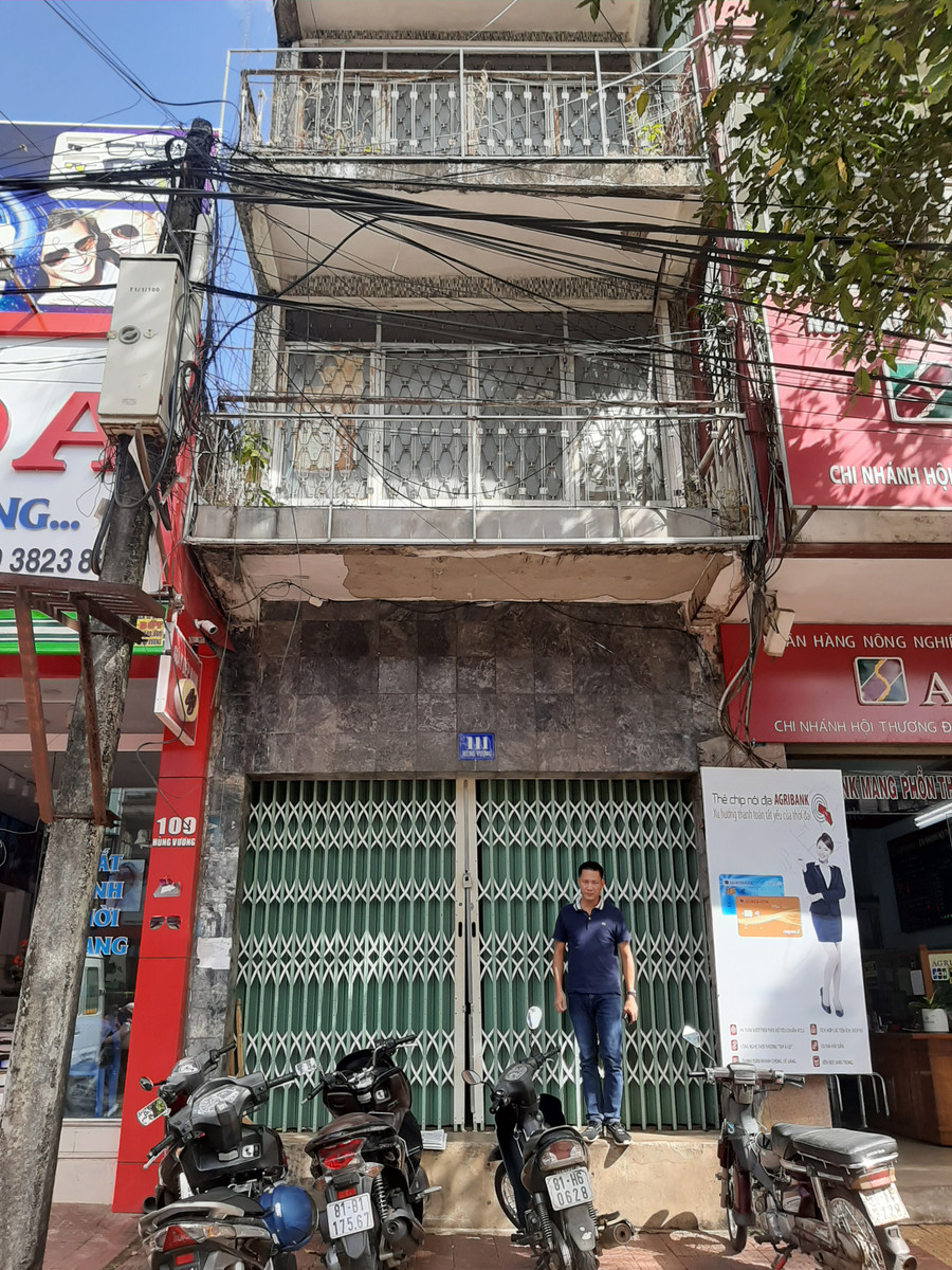  Nhiều khu đất công của tỉnh hiện đang bỏ hoang như căn nhà 111 Hùng Vương, TP. Pleiku. Ảnh: Nam Cường