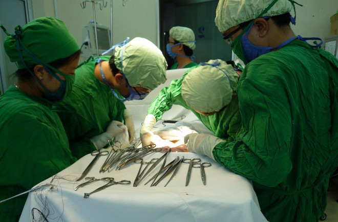 Một ca mổ ung thư tại Bệnh viện Q.Thủ Đức, TP.HCM ẢNH: BSCC