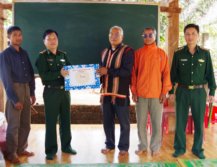 Đại tá Nguyễn Văn Nghị-Phó Chính ủy Bộ Chỉ huy Bộ đội Biên phòng tỉnh tặng quà chúc mừng Giáng sinh. Ảnh: Vĩnh Hoàng Đại tá Nguyễn Văn Nghị-Phó Chính ủy Bộ Chỉ huy Bộ đội Biên phòng tỉnh tặng quà chúc mừng Giáng sinh. Ảnh: Vĩnh Hoàng