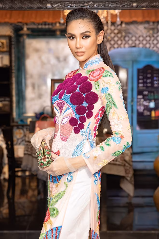 Võ Hoàng Yến nữ tính trong thiết kế áo dài nhiều màu sắc của Bảo Bảo ẢNH: NVCC