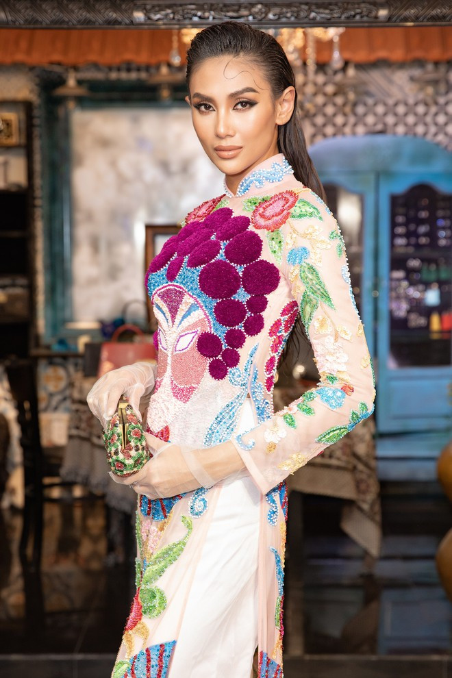 Võ Hoàng Yến nữ tính trong thiết kế áo dài nhiều màu sắc của Bảo Bảo ẢNH: NVCC