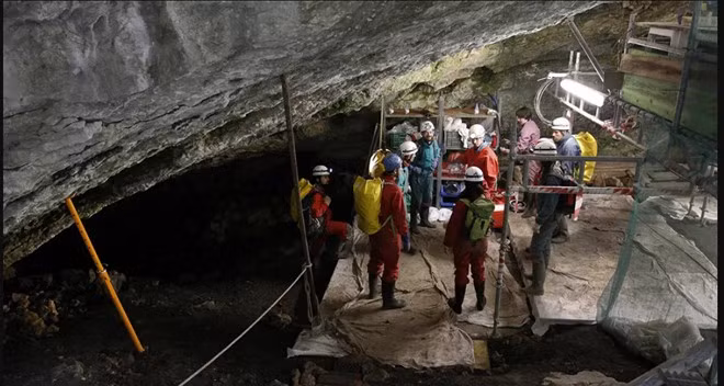 Các nhà khảo cổ học thám hiểm hang động Sima de los Huesos ở Tây Ban Nha. Ảnh: AFP