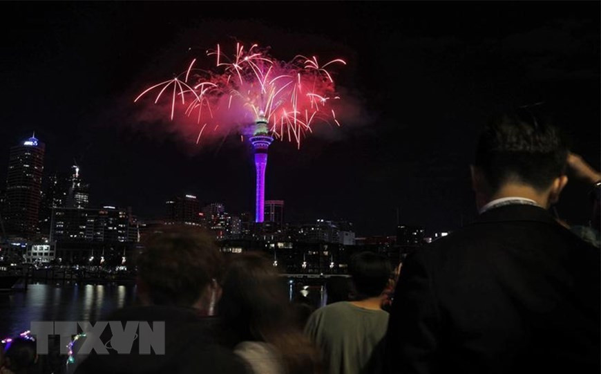  Vào lúc 18 giờ (giờ Việt Nam), New Zealand đã chính thức bước sang năm mới 2021 với màn bắn pháo hoa và trình diễn ánh sáng kéo dài 5 phút diễn ra tại Cầu cảng Auckland và Tháp Sky. (Ảnh: Nzherald/TTXVN)