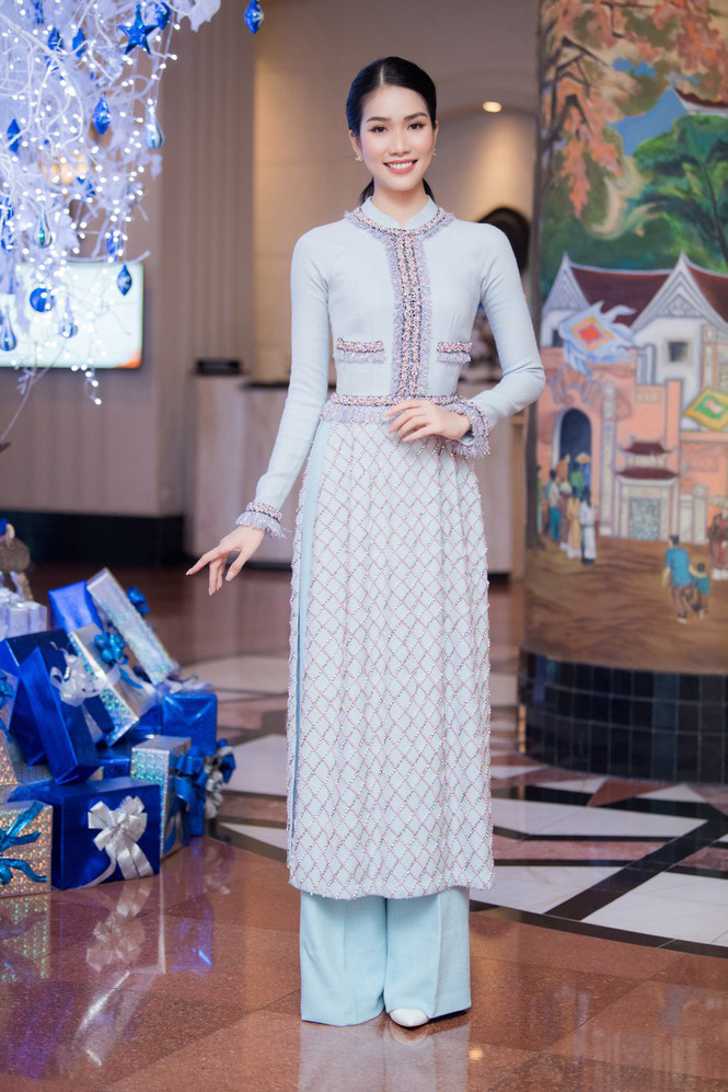 Cách dẫn dắt chương trình thông minh, lối ứng xử linh hoạt và giọng nói dịu dàng giúp Phương Anh ghi điểm trong lần đầu làm MC này.