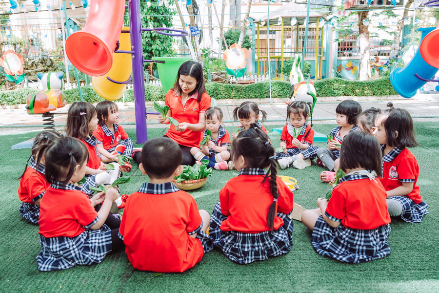 Cô Nguyễn Thị Lê Na-giáo viên Trường Mầm non Hoa Hồng (TP. Pleiku) trong 1 tiết dạy cho trẻ về rau củ. Ảnh: Nguyễn Giang