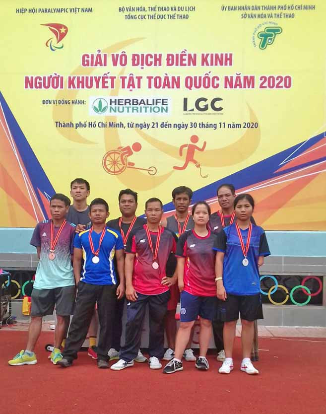 Vận động viên Ksor H’Yưa (áo xanh phải sang) tham gia Giải vô địch điền kinh người khuyết tật toàn quốc năm 2020.