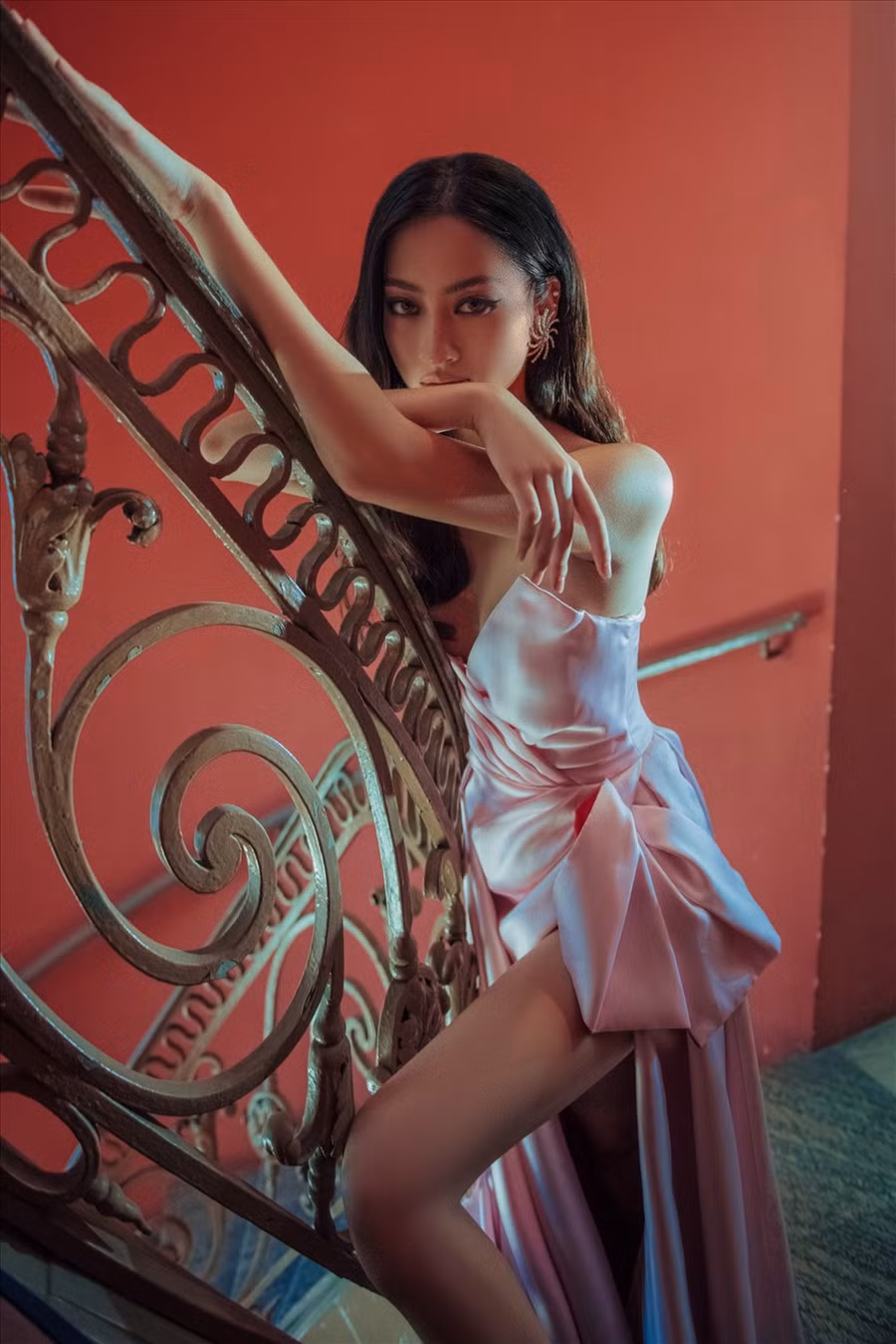 Xuyên suốt bộ ảnh lần này, người đẹp gốc Cao Bằng diện các bộ váy gợi cảm giúp khoe triệt để những lợi thế trên cơ thể. Ảnh: Huỳnh Trí Nghĩa.