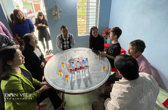 Cùng đi thăm gia đình cháu T.Q.D có đại diện một số sở, ngành của tỉnh Quảng Ngãi. Cùng đi thăm gia đình cháu T.Q.D có đại diện một số sở, ngành của tỉnh Quảng Ngãi.