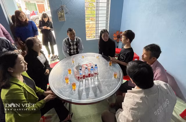  Cùng đi thăm gia đình cháu T.Q.D có đại diện một số sở, ngành của tỉnh Quảng Ngãi.