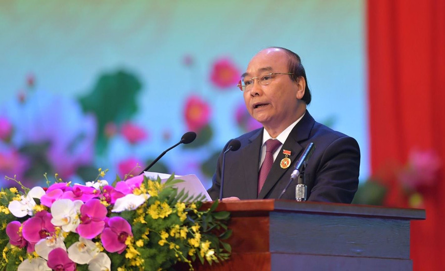 Thủ tướng Nguyễn Xuân Phúc nêu rõ, phong trào thi đua yêu nước như những làn sóng trào dâng, kết tinh sức mạnh, mang theo khí thế lịch sử hào hùng của cha ông và dân tộc ta. Ảnh: VGP/Nhật Bắc  Thủ tướng Nguyễn Xuân Phúc nêu rõ, phong trào thi đua yêu nước như những làn sóng trào dâng, kết tinh sức mạnh, mang theo khí thế lịch sử hào hùng của cha ông và dân tộc ta. Ảnh: VGP/Nhật Bắc