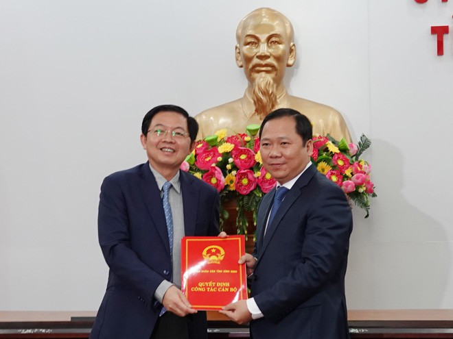 Bí thư Tỉnh ủy Bình Định Hồ Quốc Dũng (bìa trái) trao quyết định chuẩn y của Thủ tướng Chính phủ cho ông Nguyễn Phi Long - ẢNH: HOÀNG TRỌNG Bí thư Tỉnh ủy Bình Định Hồ Quốc Dũng (bìa trái) trao quyết định chuẩn y của Thủ tướng Chính phủ cho ông Nguyễn Phi Long - ẢNH: HOÀNG TRỌNG