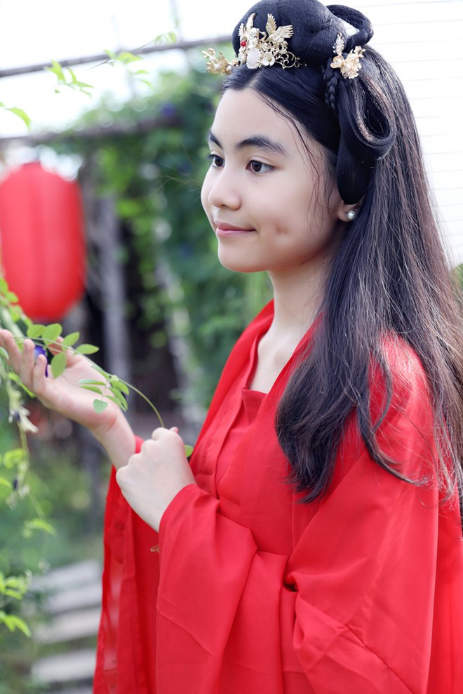 Con gái út Hạt Dẻ (tên thật là Mai Thảo Ngọc) được nhận xét giống bố Quyền Linh. Ở tuổi 12, em gây ấn tượng bởi nhan sắc xinh đẹp và chiều cao vượt trội không thua kém chị gái. Không những thế, Hạt Dẻ còn được di truyền trọn vẹn chiếc má lúm đồng tiền duyên dáng từ mẹ ẢNH: TRẦN MINH