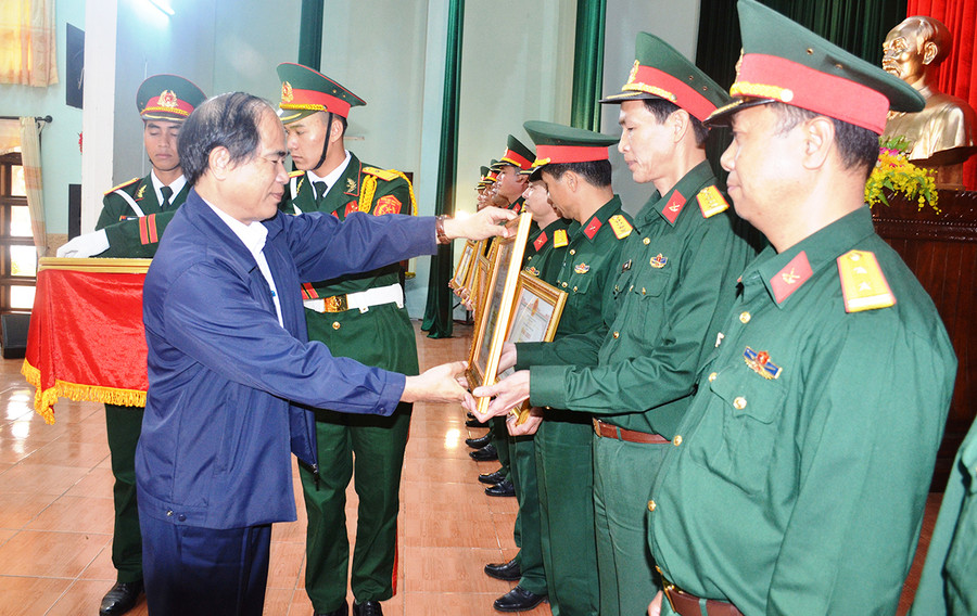 Chủ tịch UBND tỉnh Võ Ngọc Thành tặng bằng khen cho các cá nhân có thành tích xuất sắc trong phong trào thi đua quyết thắng năm 2020. Ảnh: Vĩnh Hoàng Chủ tịch UBND tỉnh Võ Ngọc Thành tặng bằng khen cho các cá nhân có thành tích xuất sắc trong phong trào thi đua quyết thắng năm 2020. Ảnh: V.H