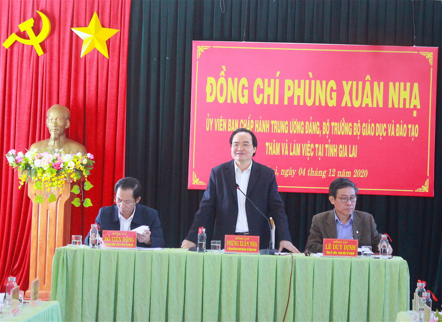 Bộ trưởng Bộ GD-ĐT Phùng Xuân Nhạ gợi ý thảo luận tại buổi làm việc. Ảnh: Hồng Thi