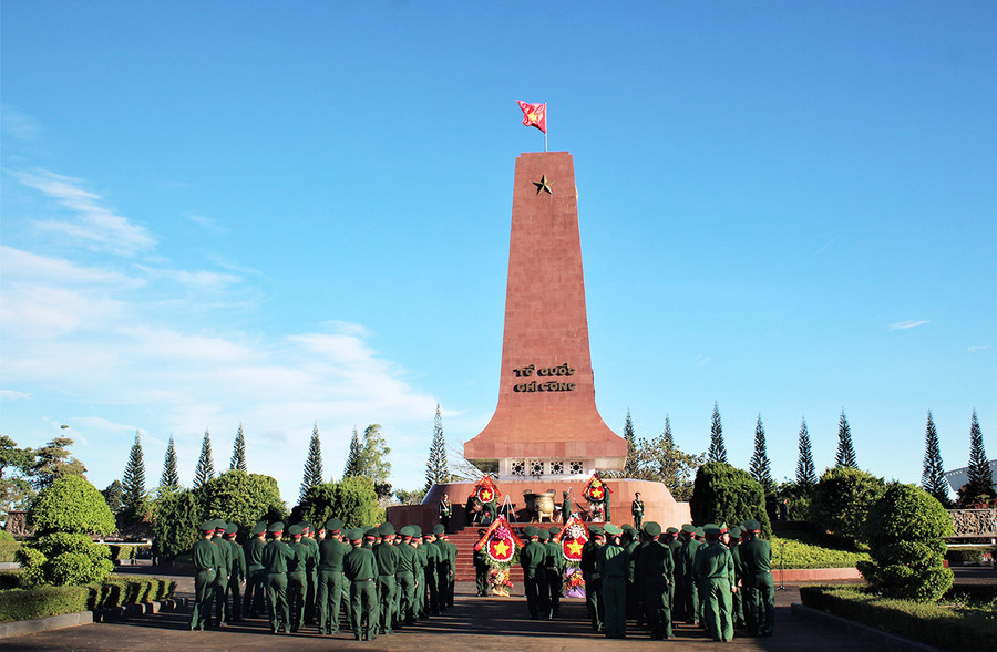 Quang cảnh lễ dâng hương tại Nghĩa trang Liệt sỹ tỉnh Gia Lai. Ảnh: Huy Bắc
