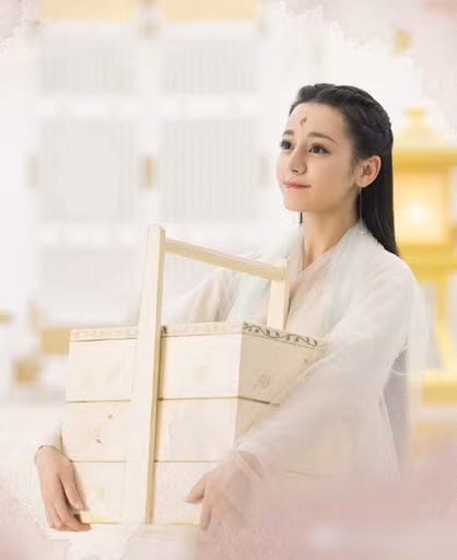 Địch Lệ Nhiệt Ba. Ảnh: HTV