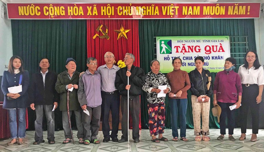 Đoàn trao tặng quà cho người mù có hoàn cảnh khó khăn trên địa bàn thị xã An Khê. Ảnh: Hà Phương