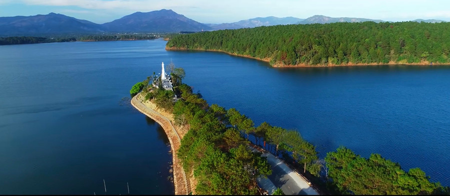 Một góc thắng cảnh Biển Hồ trong clip “Gia Lai from above” của tác giả Phan Nguyên (ảnh cắt từ clip). Một góc thắng cảnh Biển Hồ trong clip “Gia Lai from above” của tác giả Phan Nguyên (ảnh cắt từ clip).
