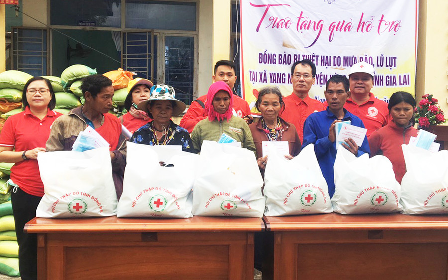  Tặng quà cho các hộ nghèo, khó khăn xã Yang Nam. Ảnh: Hồng Ngọc