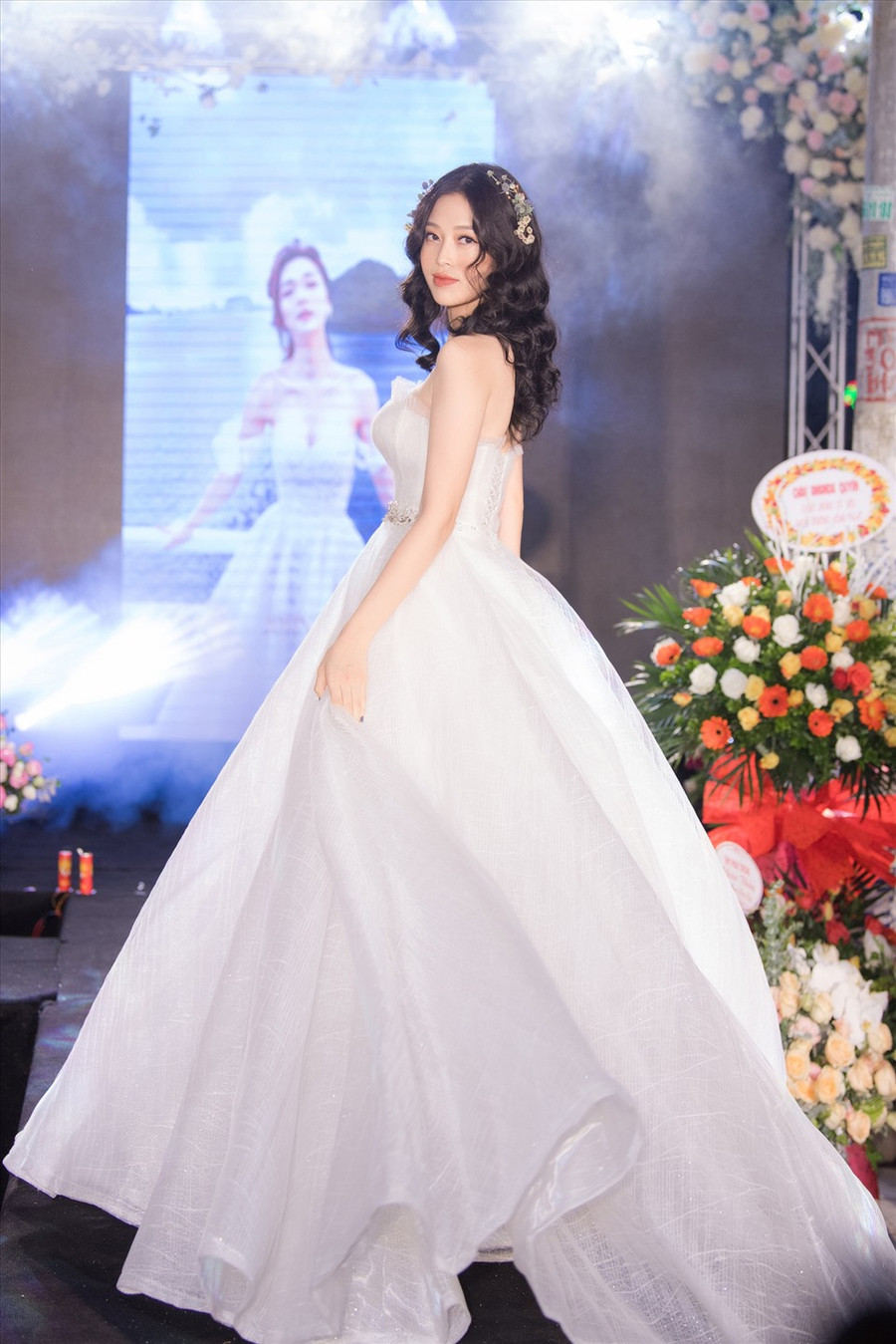 Người đẹp uốn tóc xoăn, diện váy cưới kiêu sa, sải bước tự tin trên sàn catwalk.