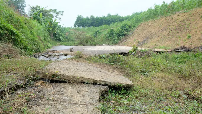 Tràn của hồ Cửa Trát đã xuống cấp, hư hỏng nặng do hồ được xây dựng từ năm 1976 Ảnh: THANH TUẤN