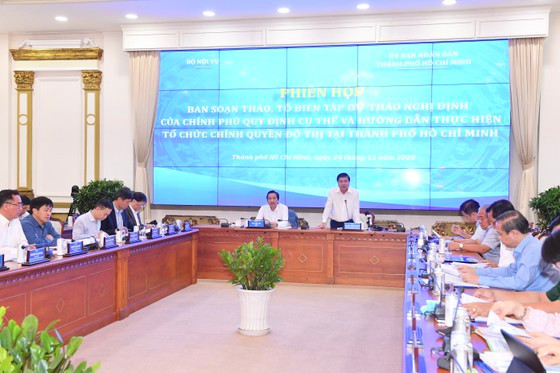 Chủ tịch UBND TPHCM Nguyễn Thành Phong phát biểu tại phiên họp. Ảnh: VIỆT DŨNG