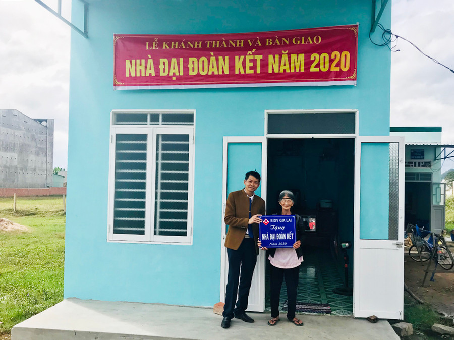 Lễ trao nhà “Đại đoàn kết” cho gia đình bà Mai Thị Trợ, hộ nghèo tại tổ 2 (phường Hòa Bình, thị xã Ayun Pa). Ảnh: Nguyễn Sang