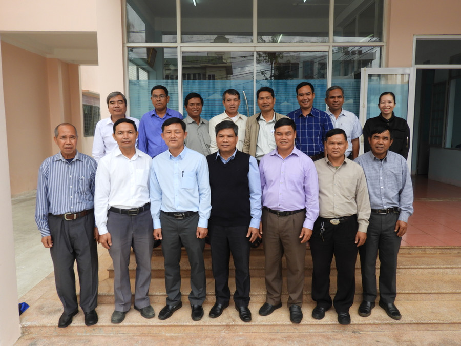 -Lãnh đạo Ban Tôn giáo tỉnh chụp hình lưu niệm với các đại biểu chức sắc đạo Tin lành(0146)