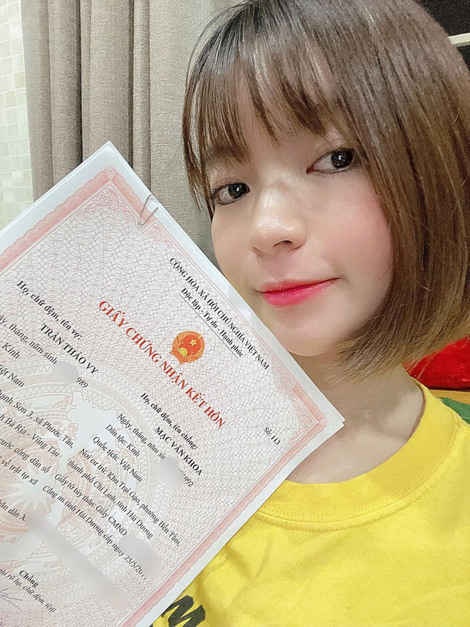 Thảo Vy được người hâm mộ của Mạc Văn Khoa dành nhiều lời khen về nhan sắc xinh đẹp và trẻ trung ẢNH: FBNV