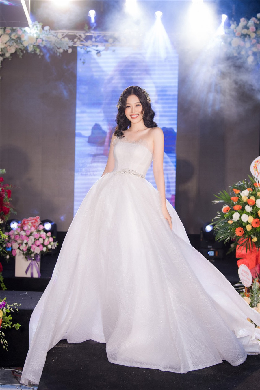 Á hậu Phương Nga từng trở thành “tâm điểm” của sự chú ý khi là gương mặt mở màn trong phần trình diễn thời trang về váy cưới. Người đẹp gây sốt với thiết kế bồng bềnh nữ tính và tôn lên nét dịu dàng vốn có.