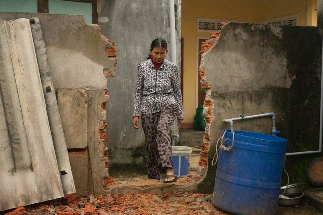 Lối thoát hiểm mà bà Từ Thị Vân đập tường nhà cứu gia đình bà Nguyễn Thị Cảm- Ảnh: Thanh Quân