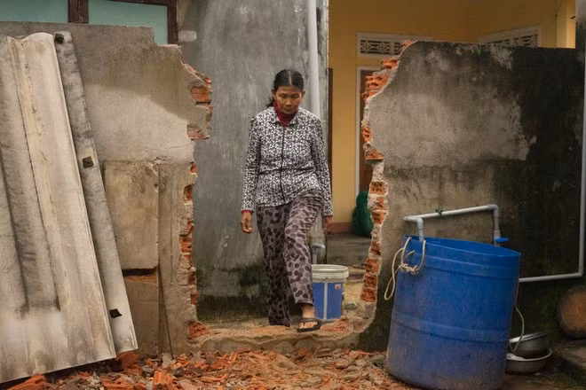 Lối thoát hiểm mà bà Từ Thị Vân đập tường nhà cứu gia đình bà Nguyễn Thị Cảm- Ảnh: Thanh Quân