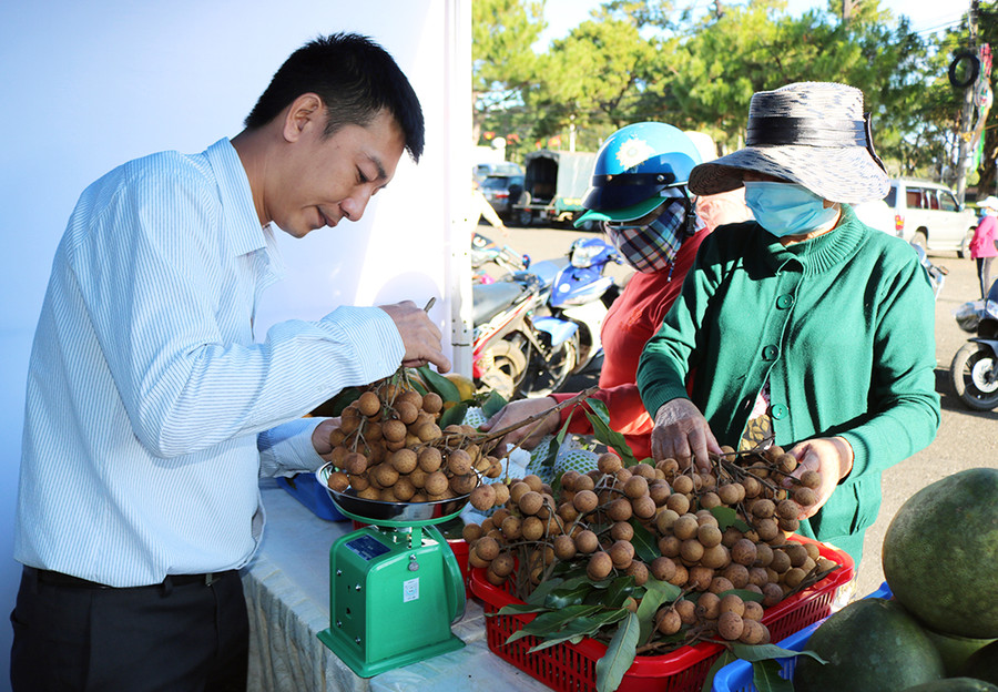  Mặt hàng trái cây được nhiều khách hàng lựa chọn tại Phiên chợ nông sản an toàn lần thứ I. Ảnh: Thảo Nguyên