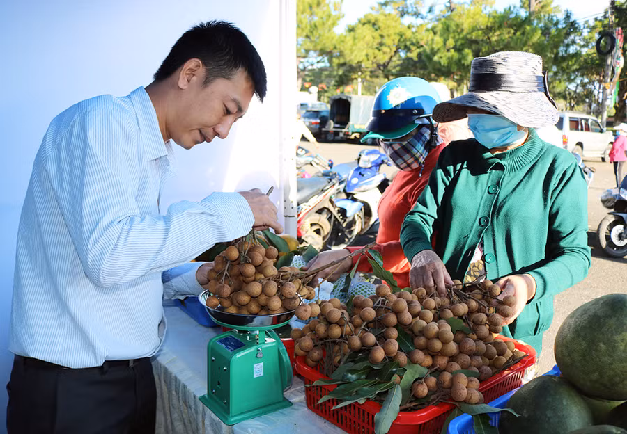  Mặt hàng trái cây được nhiều khách hàng lựa chọn tại Phiên chợ nông sản an toàn lần thứ I. Ảnh: Thảo Nguyên