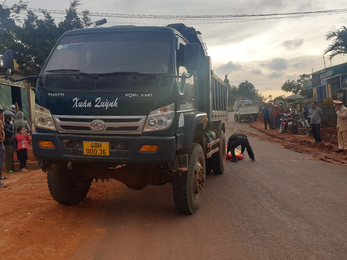 Vết thắng kéo dài trên đường
