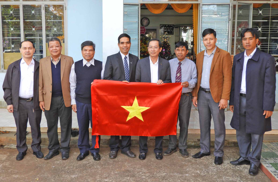 Phó Chủ tịch Thường trực UBND tỉnh Đỗ Tiến Đông tặng tượng trưng cờ Tổ quốc cho Ban Đại diện Tin lành tỉnh. Ảnh: Thanh Nhật