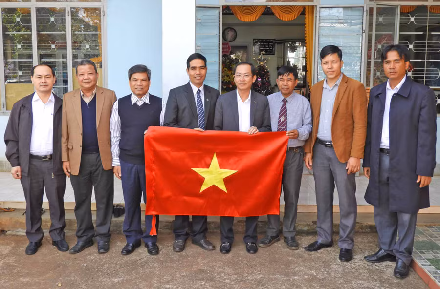 Phó Chủ tịch Thường trực UBND tỉnh Đỗ Tiến Đông tặng tượng trưng cờ Tổ quốc cho Ban Đại diện Tin lành tỉnh. Ảnh: Thanh Nhật