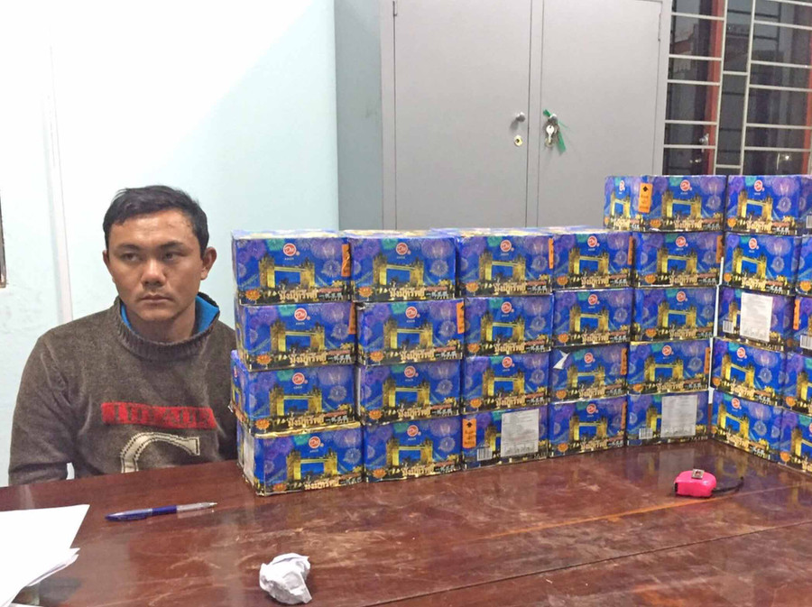 Đối tượng Trung cùng tang vật là 30 hộp pháo. Ảnh: Lê Văn Ngọc